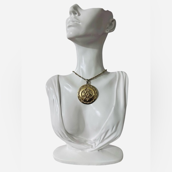 Vintage Collections Jewelry - 45-25 Preloved Vintage Gold Tone Victoria Medallion Necklace